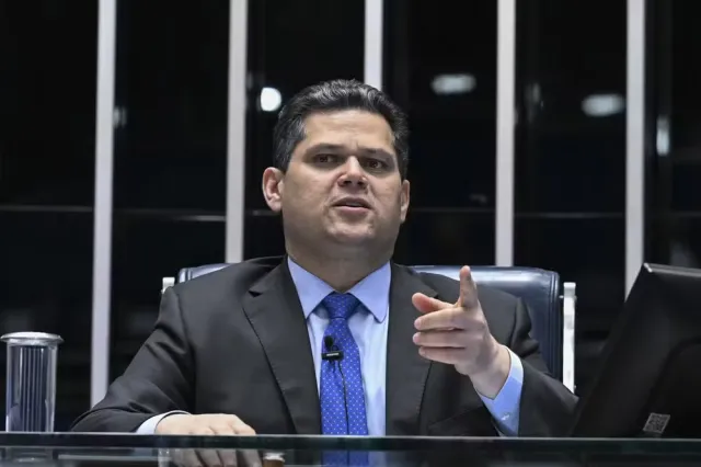 Alcolumbre sai em defesa de Alexandre de Moraes e cita repasse a filme de Bolsonaro
