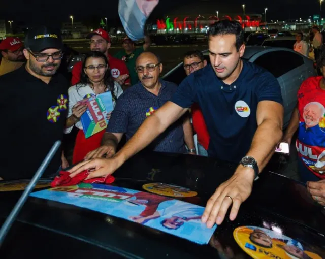 Lucas lidera ‘adesivaço’ no estacionamento do Almeidão e acredita em grande virada de Lula